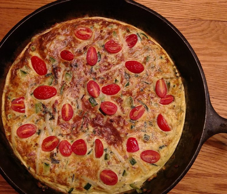 Zomer-frittata met groenten en tomaat